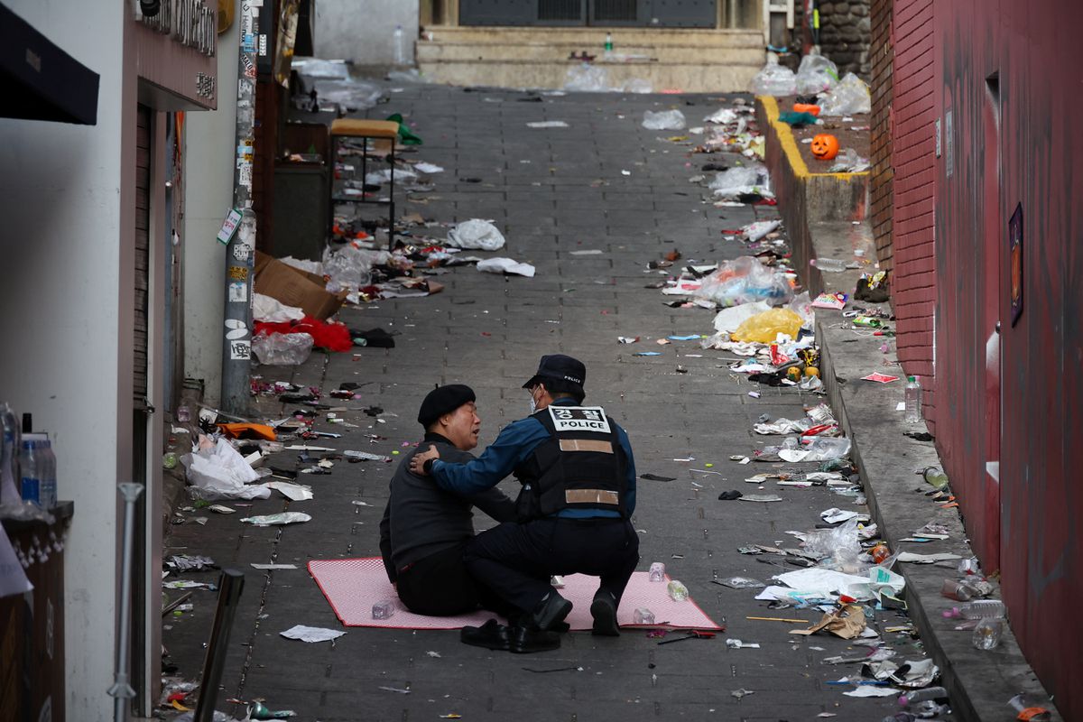Un testigo español en el callejón de Itaewon: “Papá, ha habido una avalancha en Seúl. Creo que ha muerto gente, pero yo estoy bien”