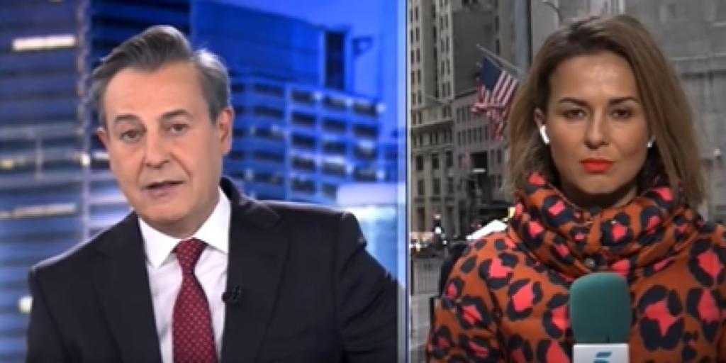 Una reportera sufre un angustioso momento en su conexión: "Hacer un directo mientras dos se zurran"