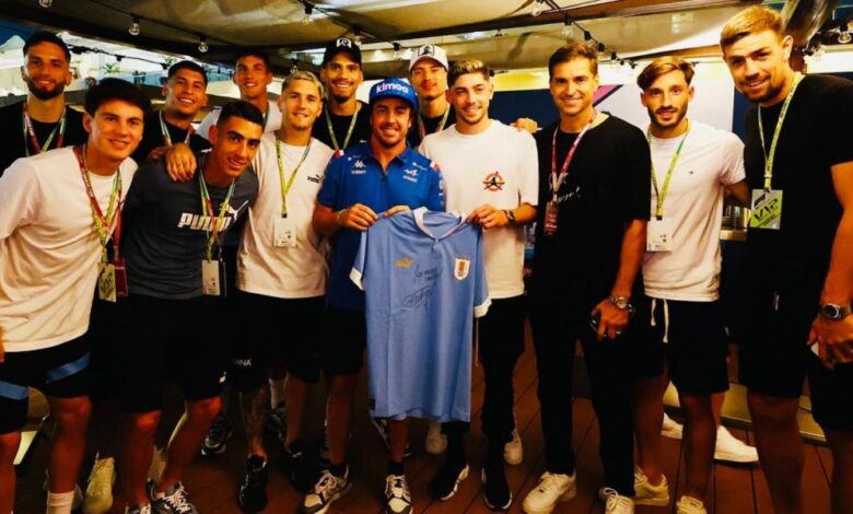 Uruguay visita a Fernando Alonso antes de viajar a Qatar