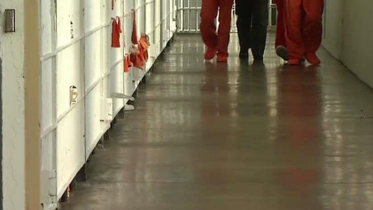 ejecutarán a su padre y no la dejan acompañarlo