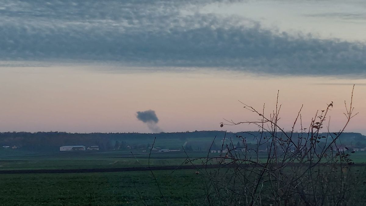 https://elpais.com/internacional/2022-11-15/polonia-pone-a-sus-tropas-en-alerta-tras-una-explosion-con-dos-muertos-junto-a-la-frontera-ucrania.html