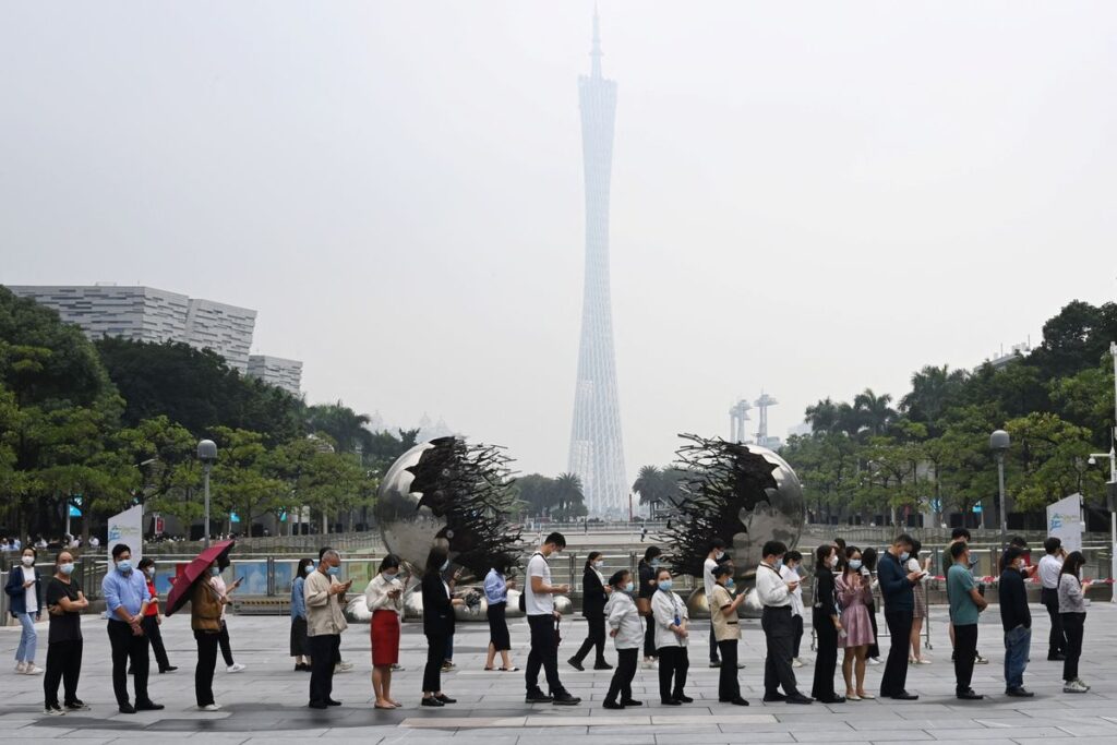https://elpais.com/internacional/2022-11-20/los-trabajadores-migrantes-de-provincias-en-china-estallan-contra-los-confinamientos-por-covid.html