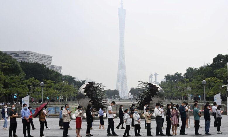 https://elpais.com/internacional/2022-11-20/los-trabajadores-migrantes-de-provincias-en-china-estallan-contra-los-confinamientos-por-covid.html