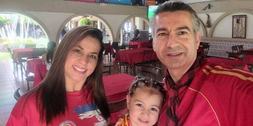 "Es raro llevar en la calle, los colegios, los bancos... una camiseta que no sea la roja"