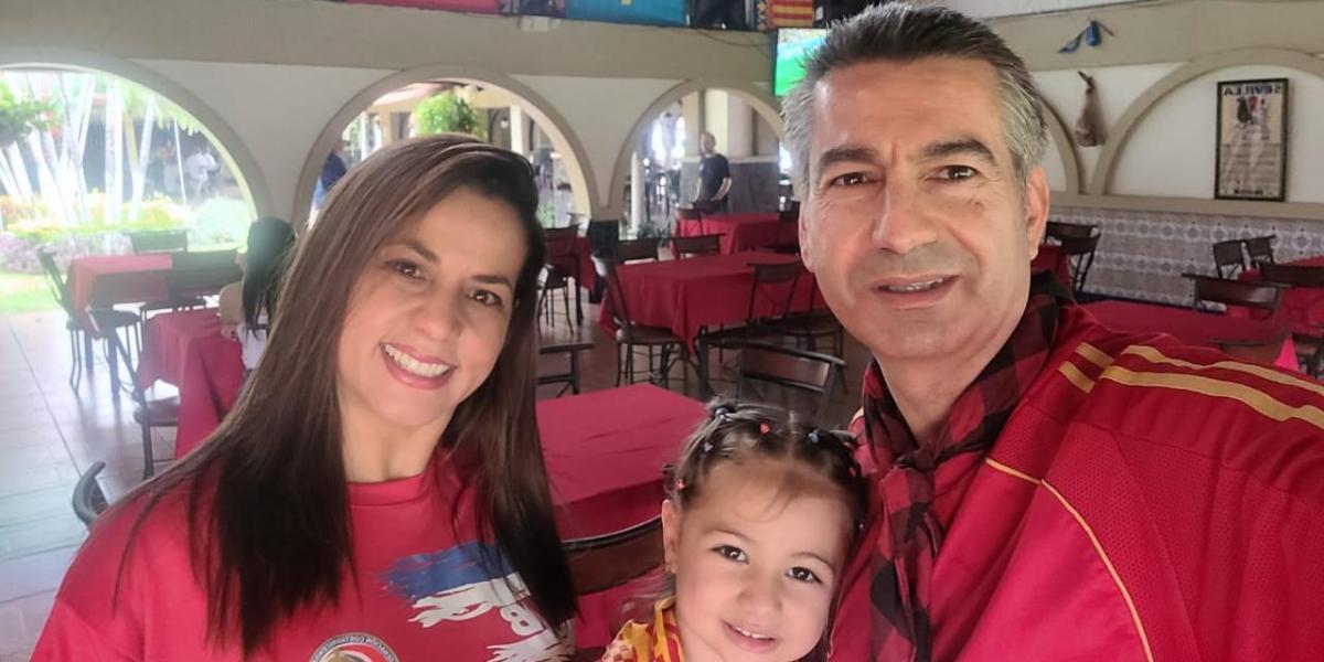 "Es raro llevar en la calle, los colegios, los bancos... una camiseta que no sea la roja"