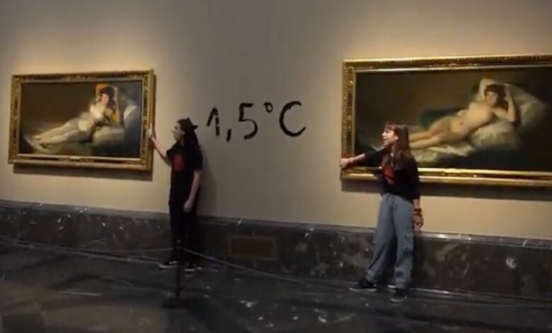 ¡Le tocó a Goya! Activistas por el clima se pegan a 'La Maja Vestida' y 'La Maja Desnuda' | Video