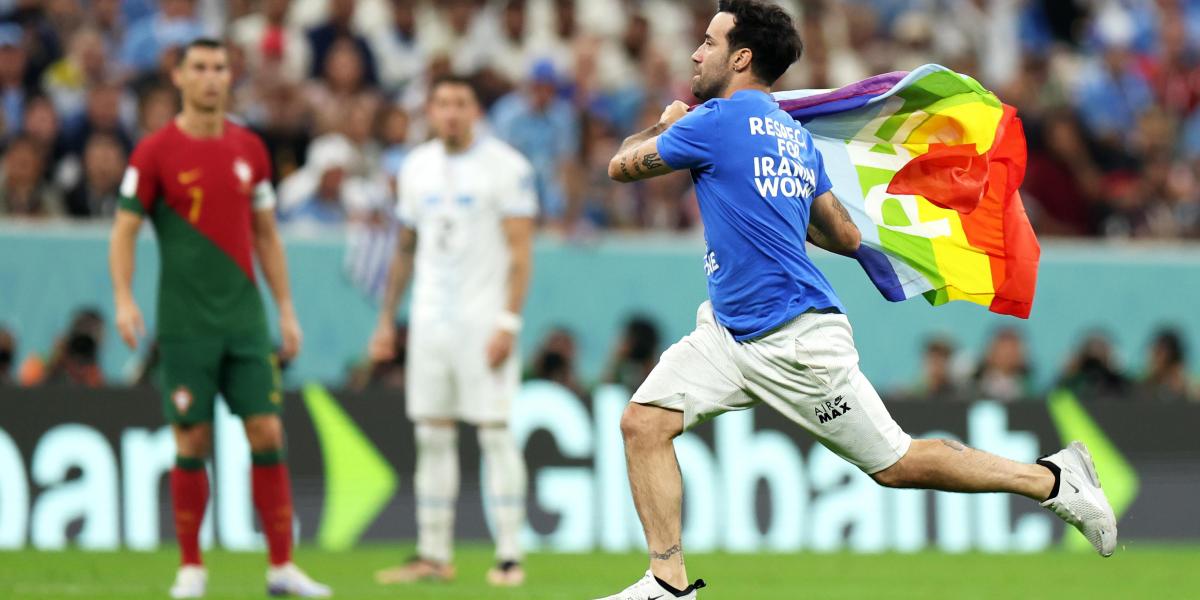 ¡Un espontáneo salta al Uruguay-Portugal con una bandera LGTBI!