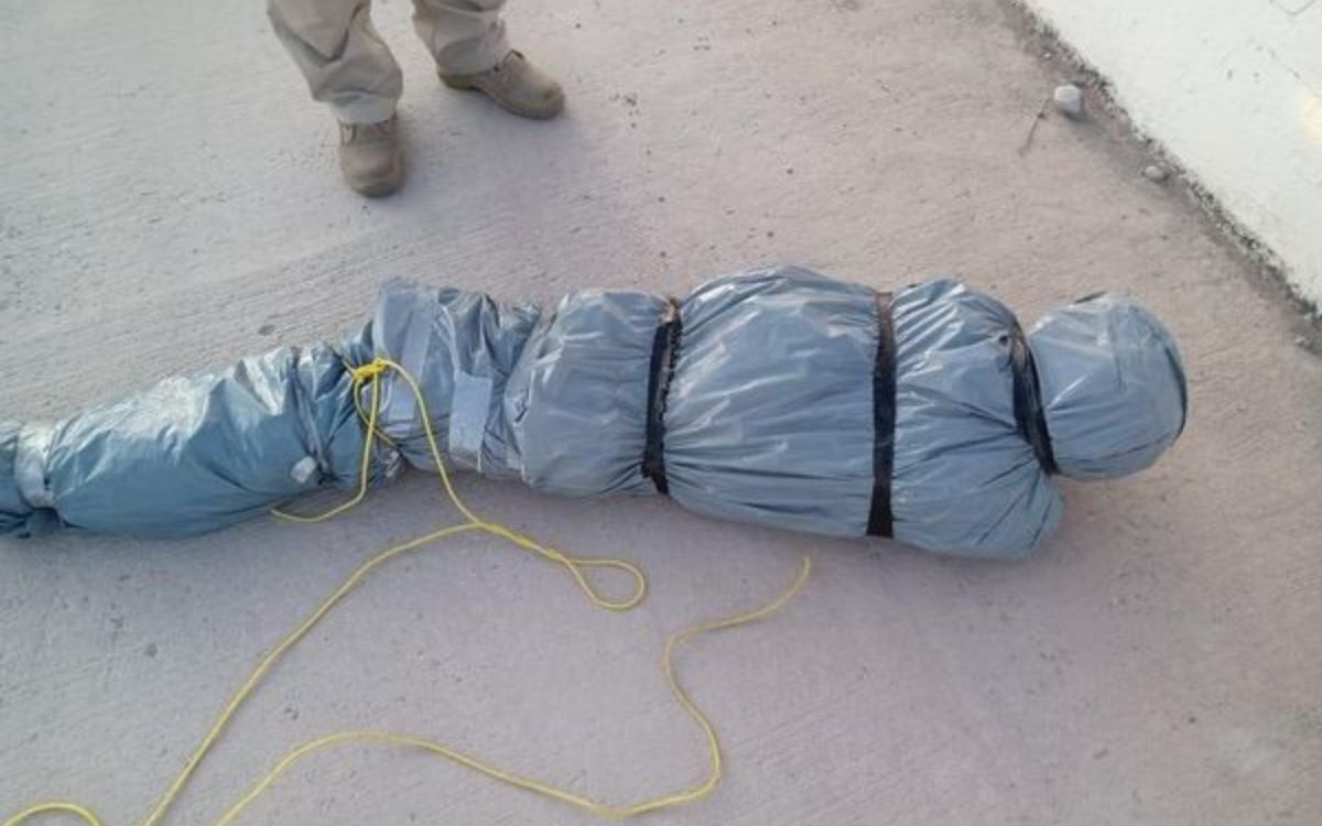 ‘Bromistas’ dejan falsos cadáveres 'embolsados' en SLP