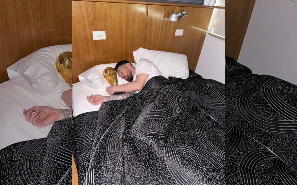 '¡Buen día!'... Captan a Messi con la Copa del Mundo en su cama