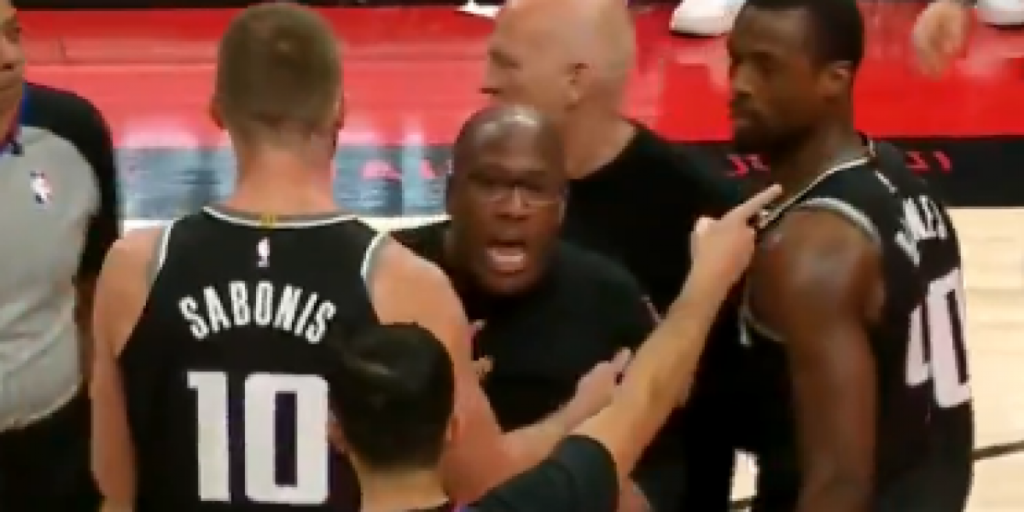 ¡El entrenador de los Kings entra a la pista a buscar al árbitro!