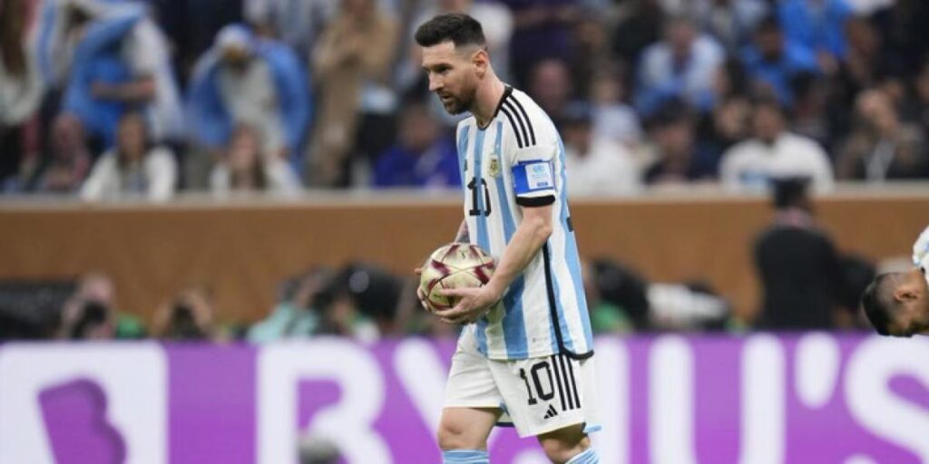 ¡Messi avanza a Argentina de penalti!