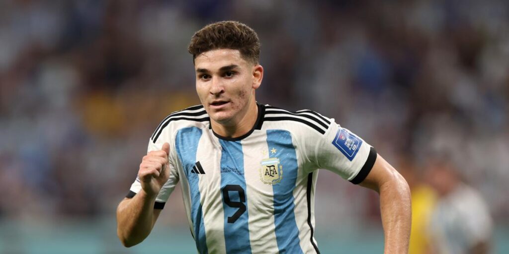 ¡Qué error de Australia! Julián Álvarez marca el 2-0 de Argentina