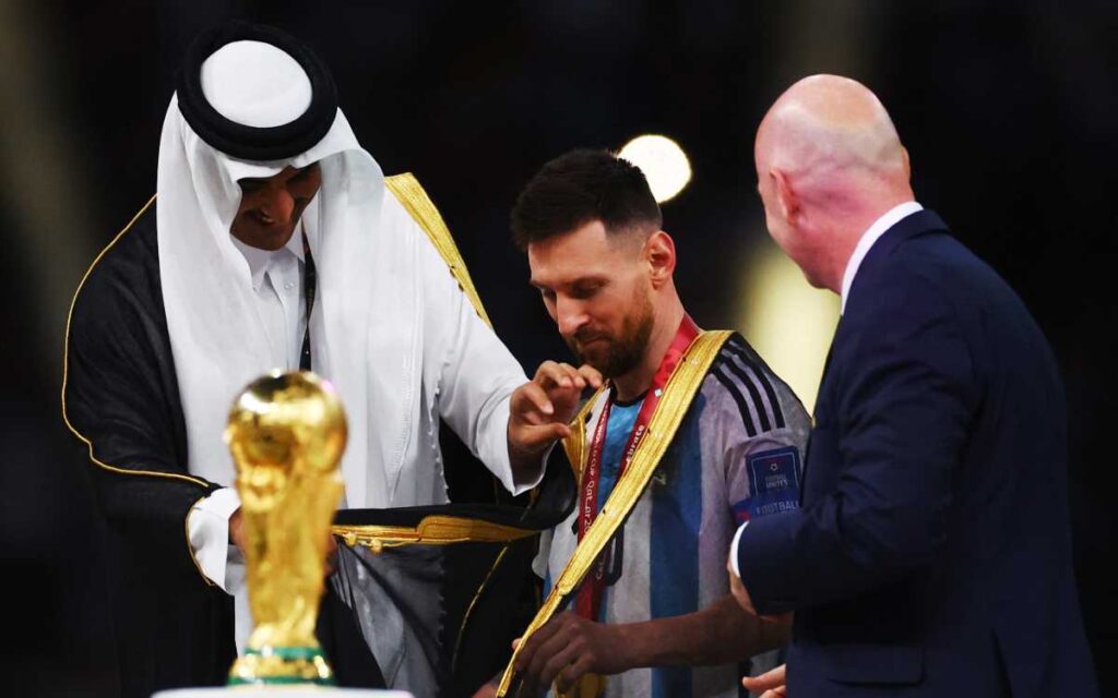 ¿Sabes qué es un bisht? Messi levantó la copa con esta capa