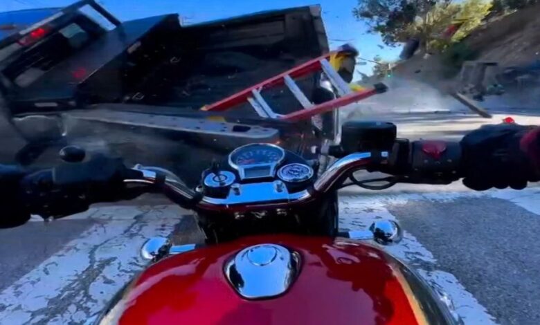 Motociclista capta en cámara aterrador accidente que sobrevivió