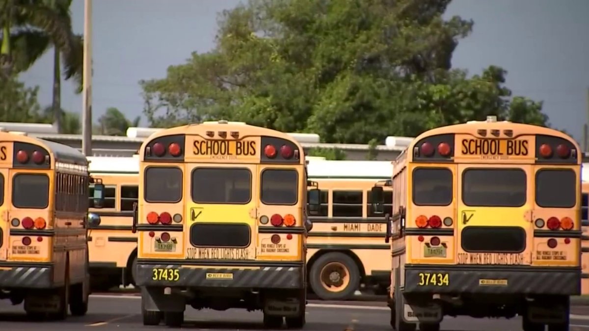 acusan a dos de robar dispositivos electrónicos