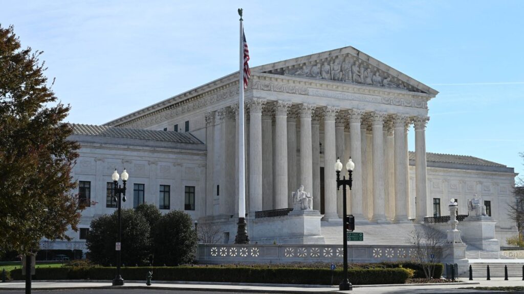 Corte suprema escucha caso judicial entre derechos LGBTQ+ y religiosos