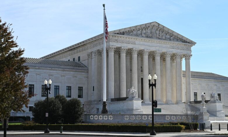 Corte suprema escucha caso judicial entre derechos LGBTQ+ y religiosos