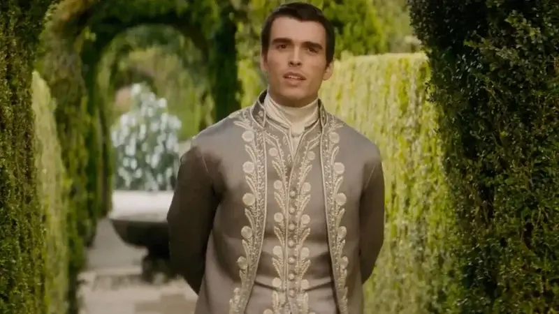 Corey Mylchreest como el rey Jorge, la reina Carlota Corey Mylchreest como el rey Jorge, la reina Carlota