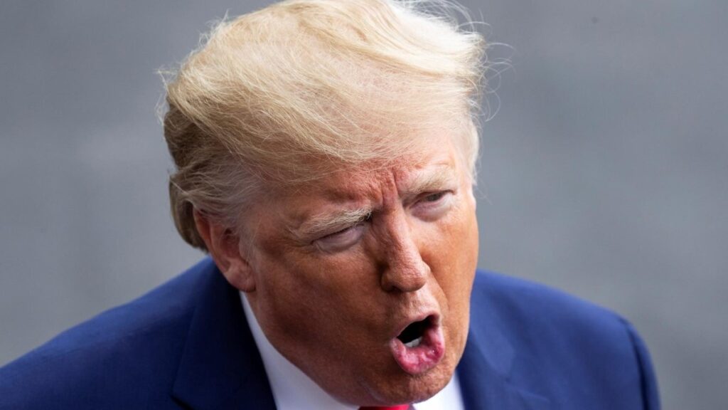 Hallan dos documentos clasificados a Trump