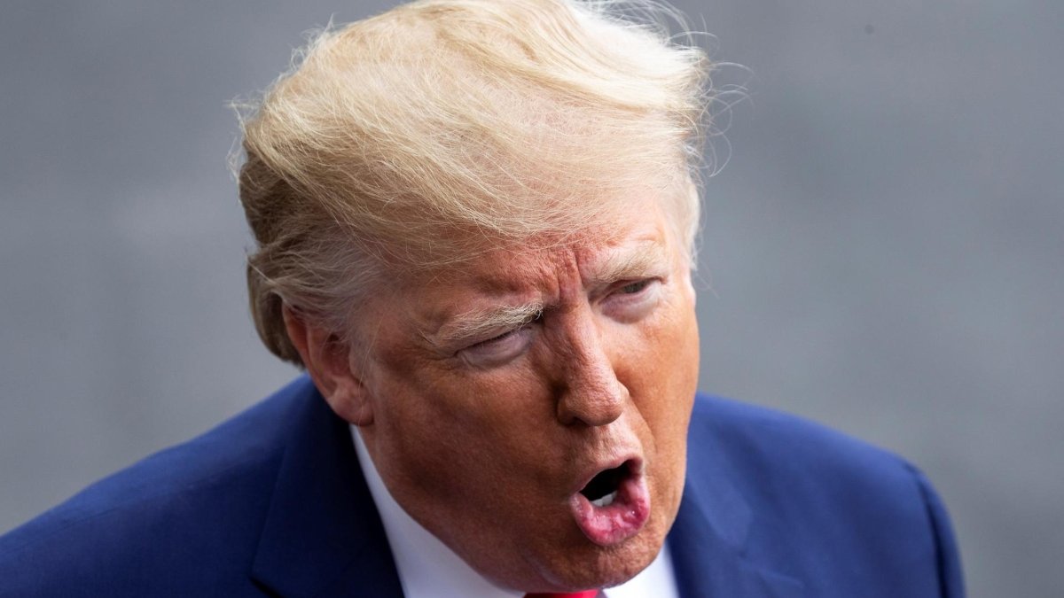 Hallan dos documentos clasificados a Trump