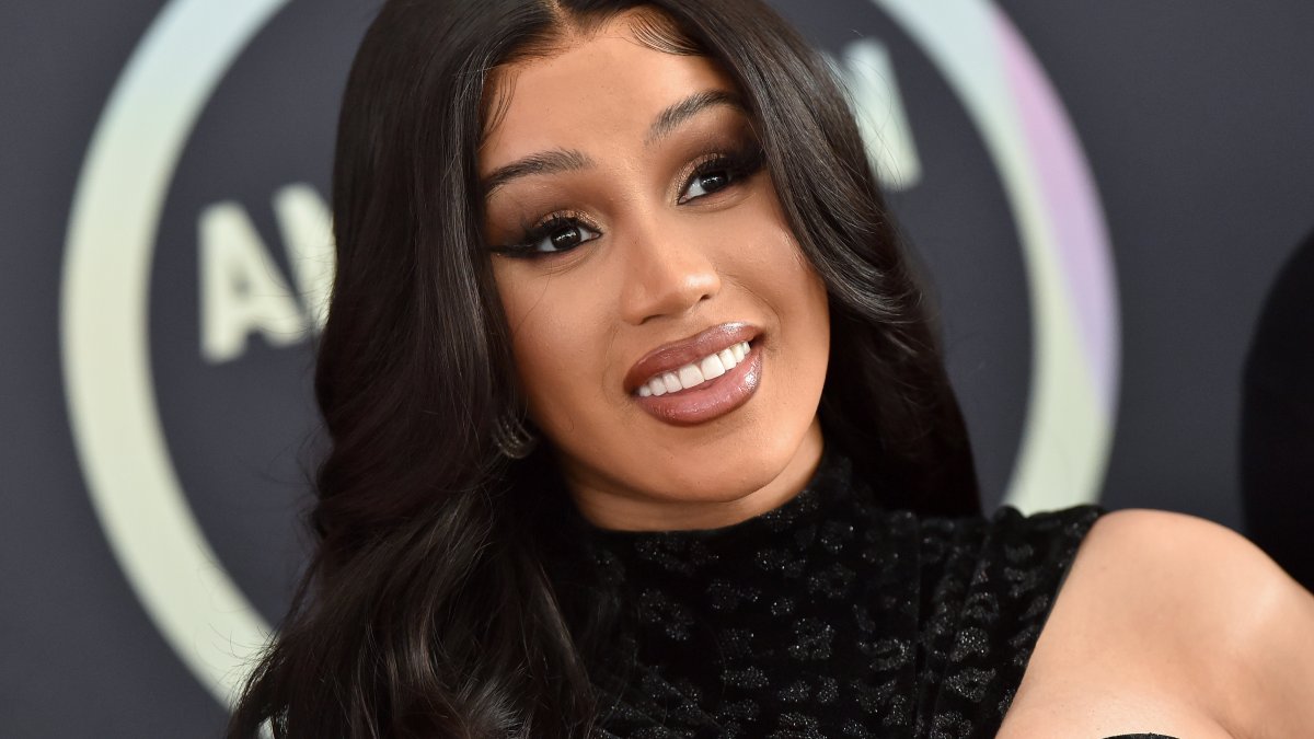 Cardi B advierte sobre las inyecciones en los glúteos tras quitarse el 95% de los suyos