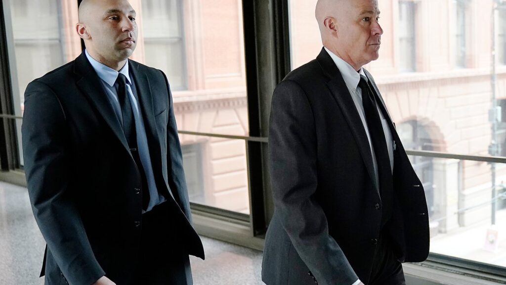 Condenan al expolicía que se arrodilló en la espalda de George Floyd