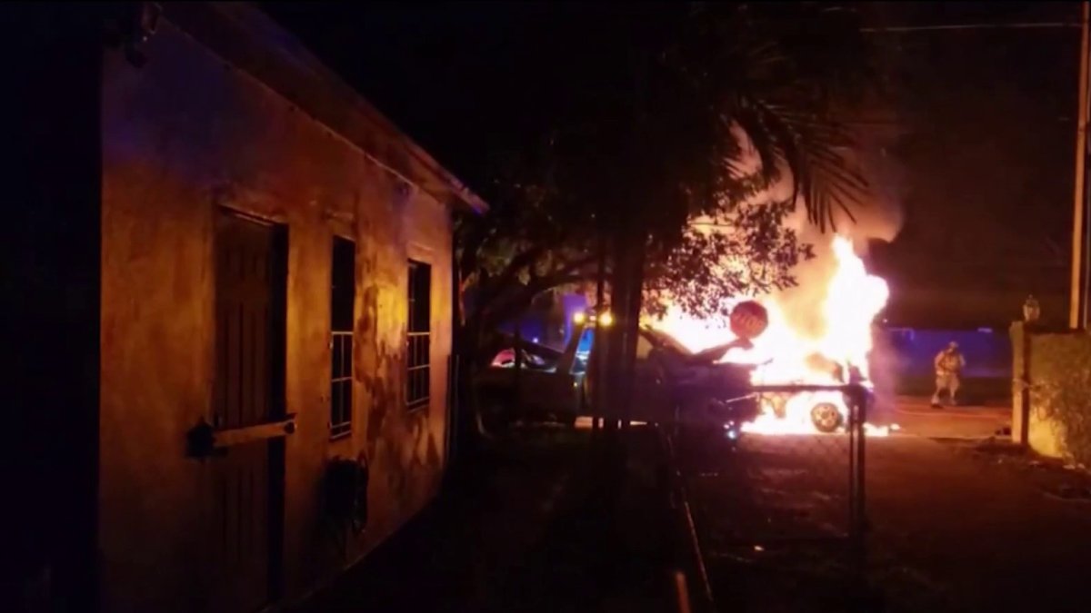 muere conductor de auto tras accidente con un poste eléctrico en Miami
