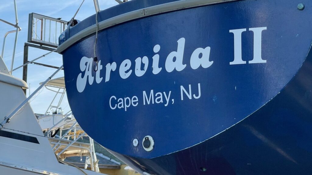 encuentran a navegantes y su perro tras estar varados en el mar durante 10 días