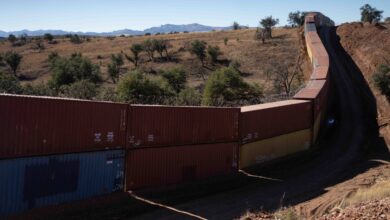Gobierno federal demanda a Arizona por colocar contenedores en la frontera con México