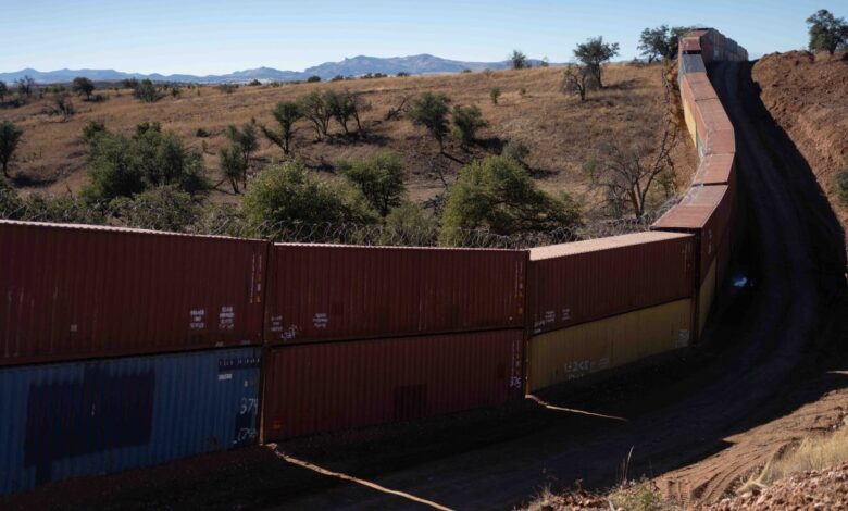 Gobierno federal demanda a Arizona por colocar contenedores en la frontera con México