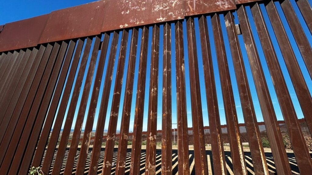 Trágico: muere migrante que cayó del muro fronterizo junto con su hijo de 3 años