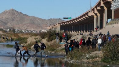 El Paso lidia con aumento de migrantes; se alista para más