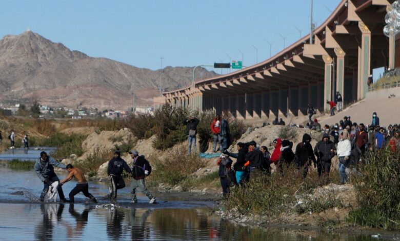 El Paso lidia con aumento de migrantes; se alista para más