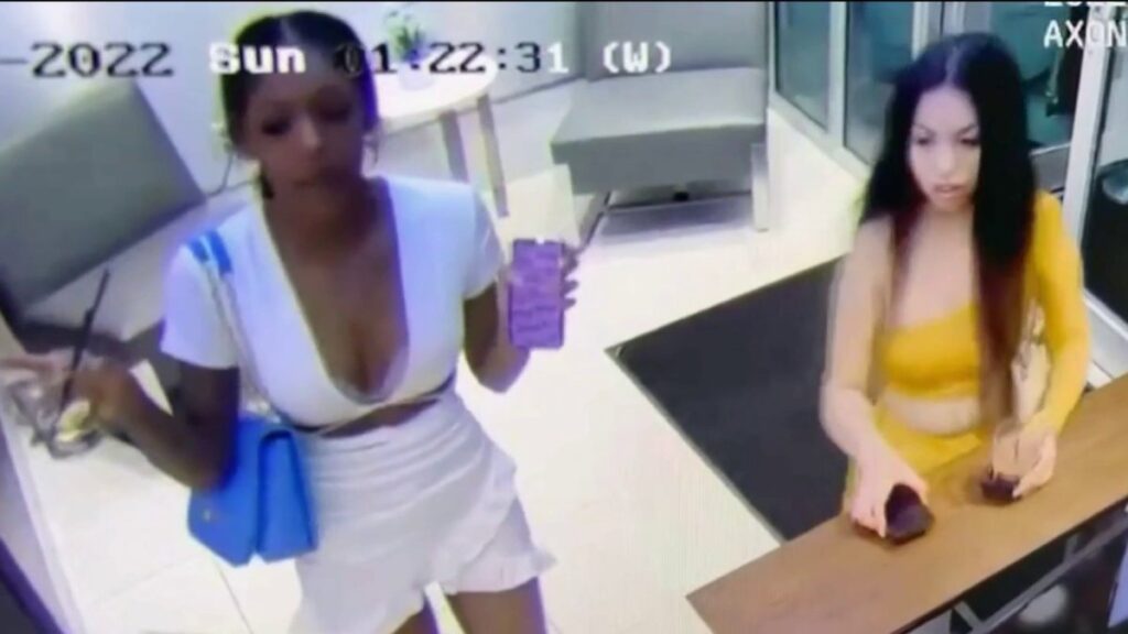 Buscan a 2 mujeres sospechosas de robarle el Rolex y la tarjeta de crédito a un hombre