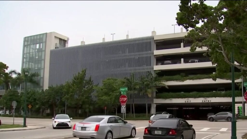 Hombre arrestado por envenenar peces en centro comercial