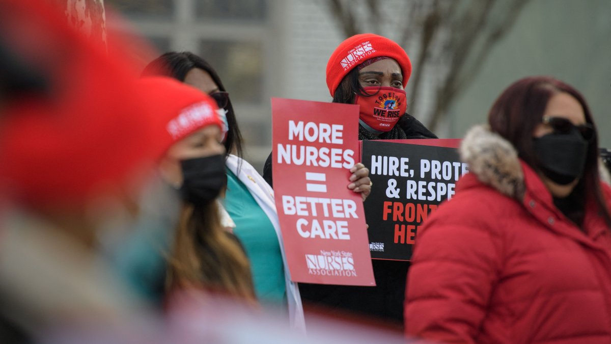 Enfermeras de NYC se preparan para huelga en medio de tripledemia