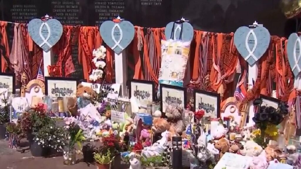 Fijan cargos contra padre de presunto atacante armado en mortal tiroteo masivo en Highland Park