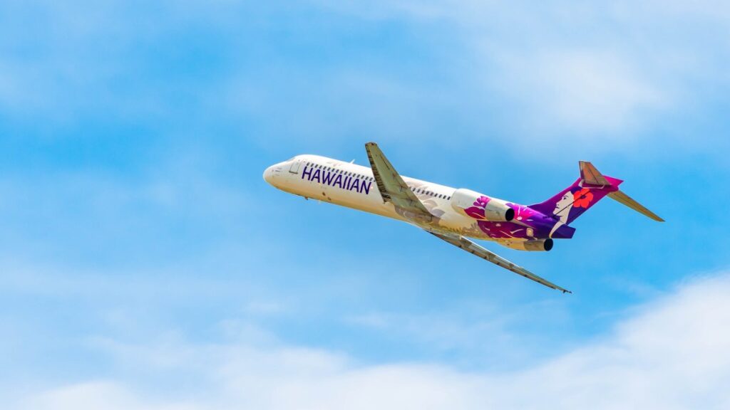 vuelo de Hawaiian Airlines experimenta fuertes turbulencias y algunos pasajeros salen volando de sus asientos