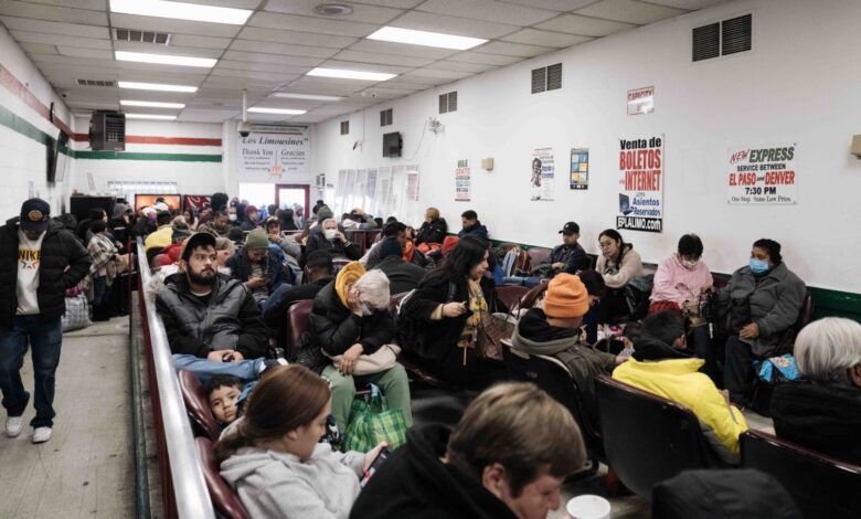Envían buses con decenas de inmigrantes desde El Paso a Nueva York y Chicago