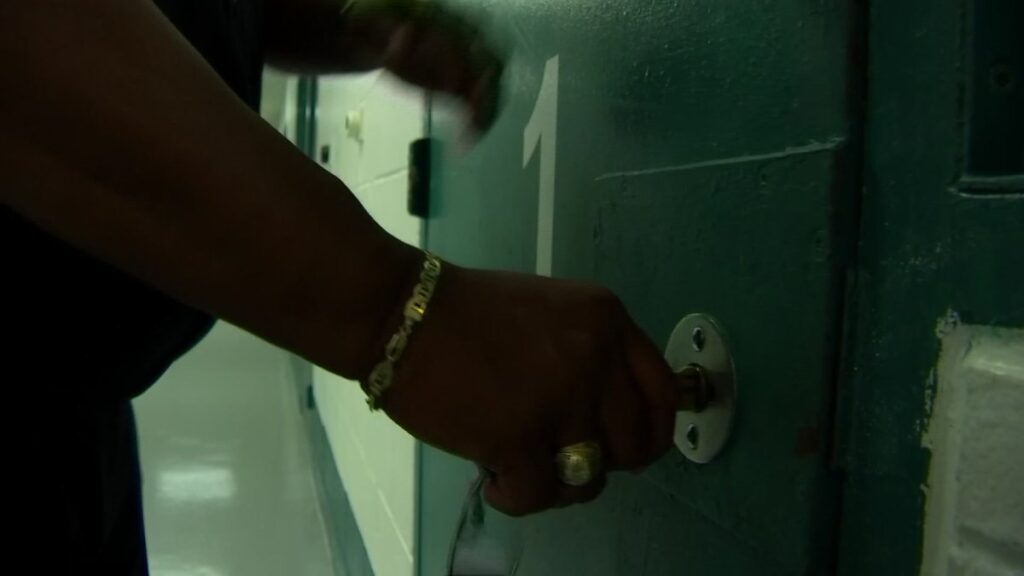 Niñero acusado de abusar sexualmente de niños en el trabajo