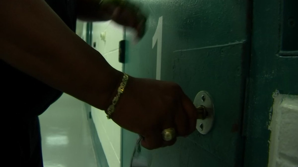 Niñero acusado de abusar sexualmente de niños en el trabajo