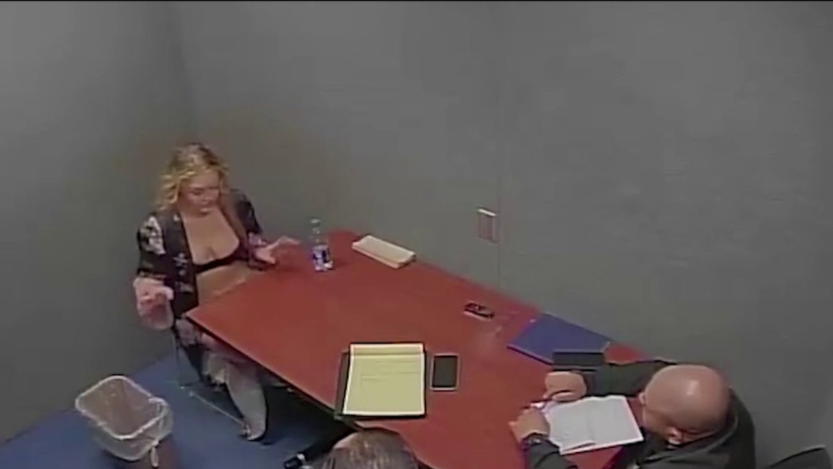 Revelan video de interrogatorio a modelo de Only Fans acusada de la muerte de su novio