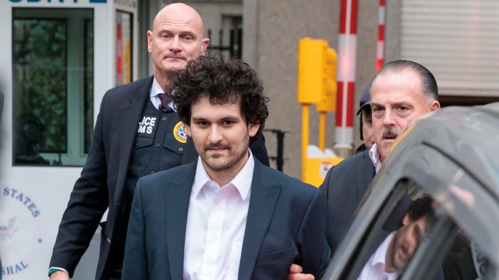 Fundador de FTX paga una fianza de $250 millones y sale en libertad