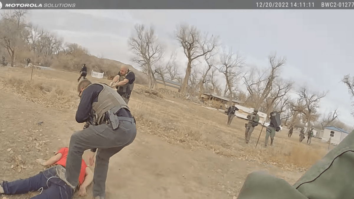 Detienen a sospechoso con múltiples ordenes de arresto y presuntamente intentó huir