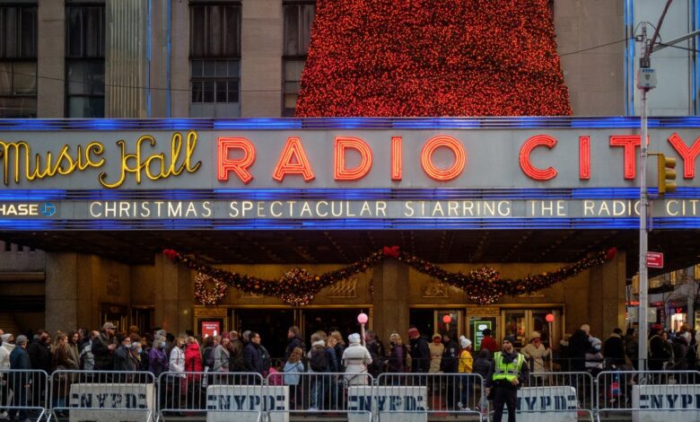 Tecnología hace que mamá sea expulsada del show de las Rockettes
