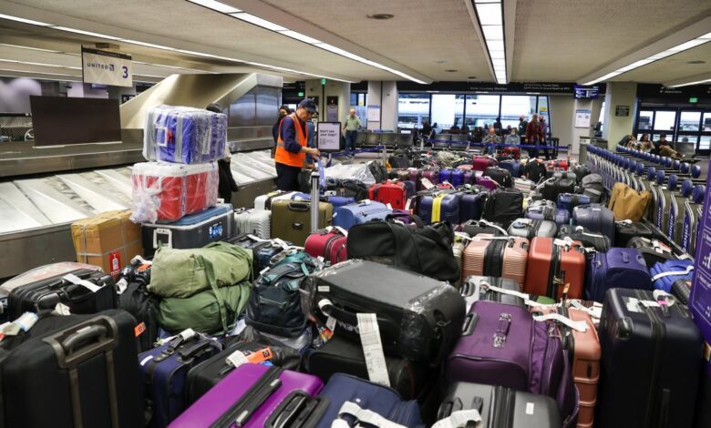 viajeros varados en aeropuertos a medida que tormenta invernal azota con furia