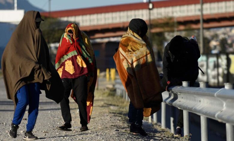 Entre el frío y la incertidumbre: migrantes esperan con ansias fallo sobre el Título 42