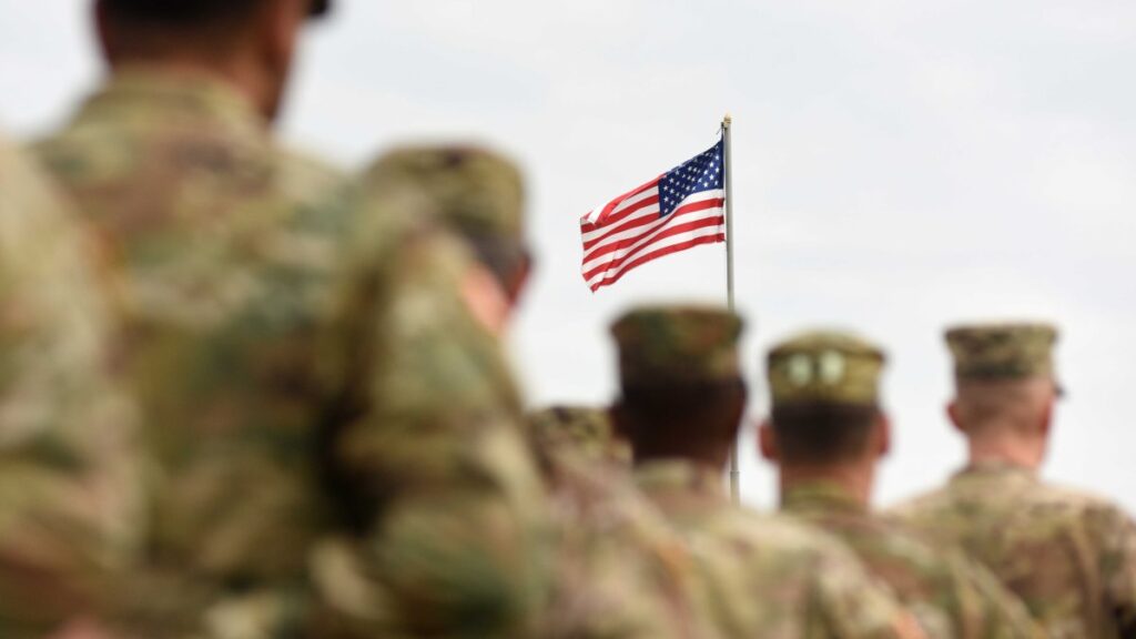 el Congreso pone fin al mandato de vacunación contra el COVID-19 para tropas estadounidenses