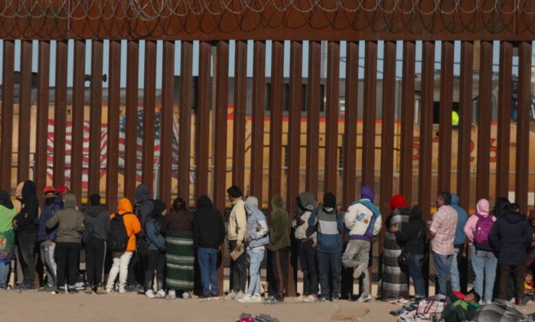 Abandonan familia de migrantes cerca de la casa de Kamala Harris