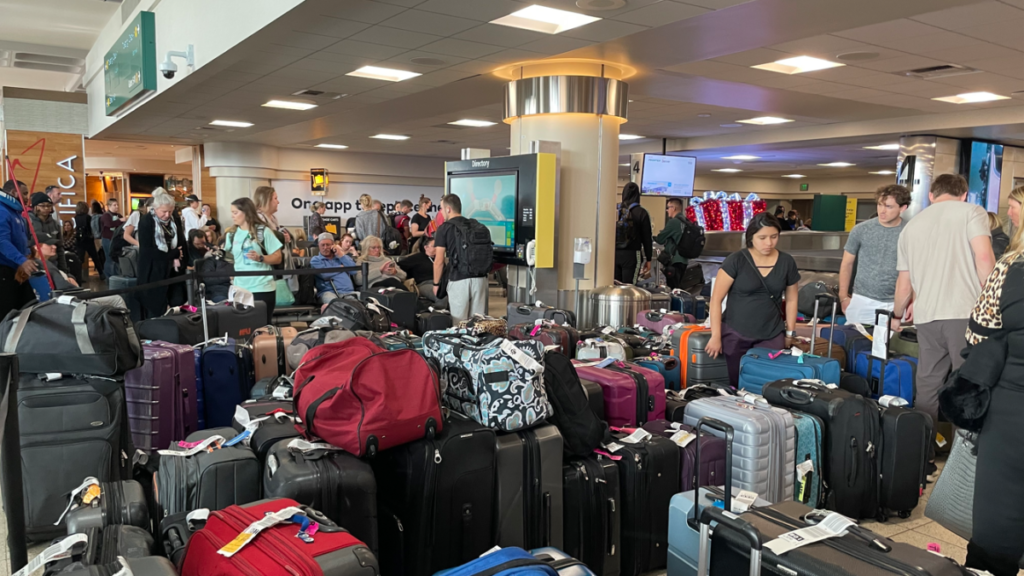 Viajeros frustrados en Chicago en medio de cancelaciones de vuelos y equipajes esparcidos